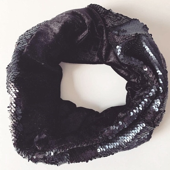 New without tags!  Express Black Snood Scarf- One Size - Picture 1 of 2